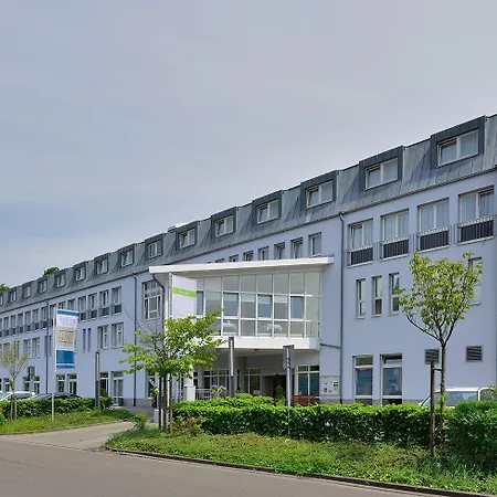 מלון Parkhotel Landau 4*