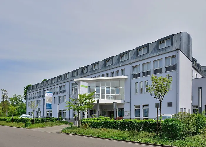 מלון Parkhotel Landau 4*