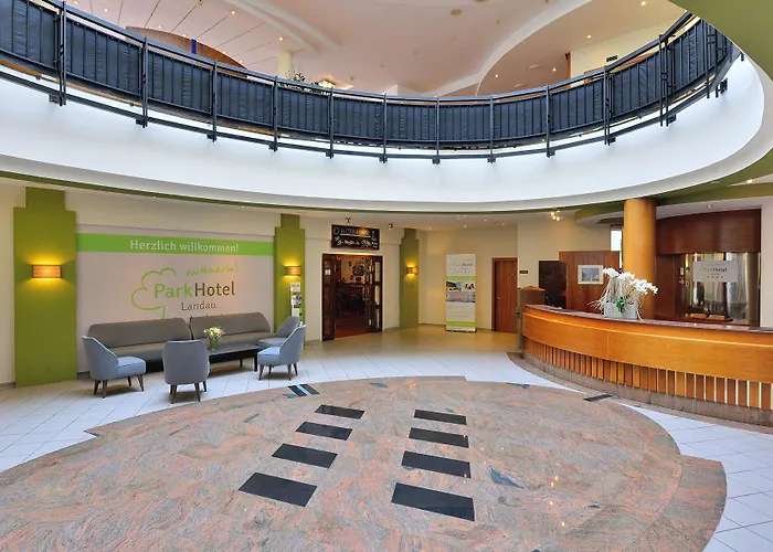 מלון Parkhotel Landau 4*
