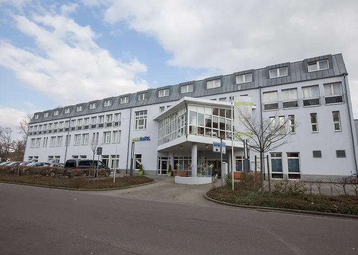 מלון Parkhotel Landau 4*